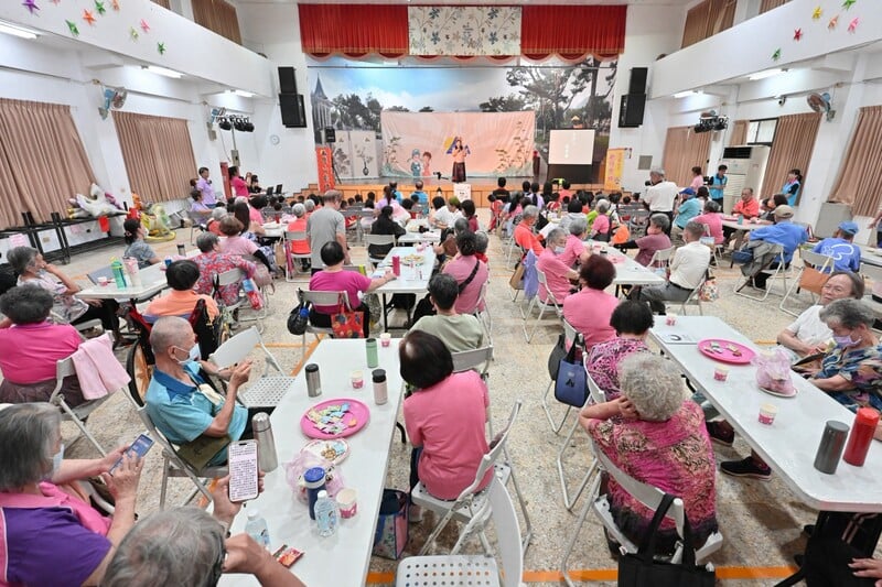 LINE_ALBUM_115.08.15_藝術下鄉玩藝列車巡演壓軸在吉安　_游淑貞陪同社區老少同樂感受歌仔戲曲魅力_260816_5_273008bdcfabd2f4.jpg